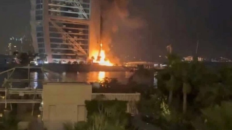 حريق في الواجهة الخارجية لفندق برج العرب بعد اعتراض مسيّرة في دبي