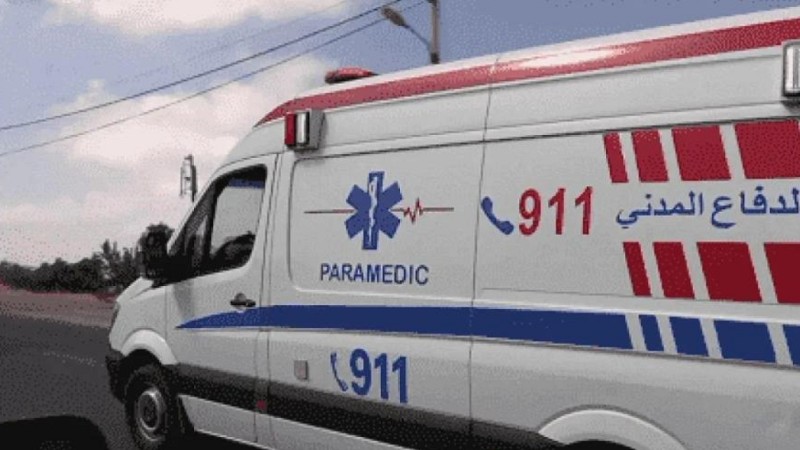 إصابة 3 أشخاص بحادث تدهور شاحنة على شارع الـ100