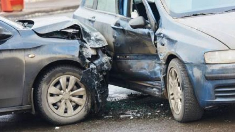 7 اصابات في تصادم ثلاثي على  الصحراوي 