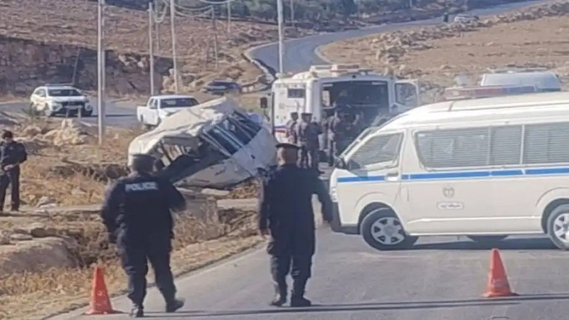 (٢٣) إصابة إثر حادث تدهور باص عمومي في محافظة إربد