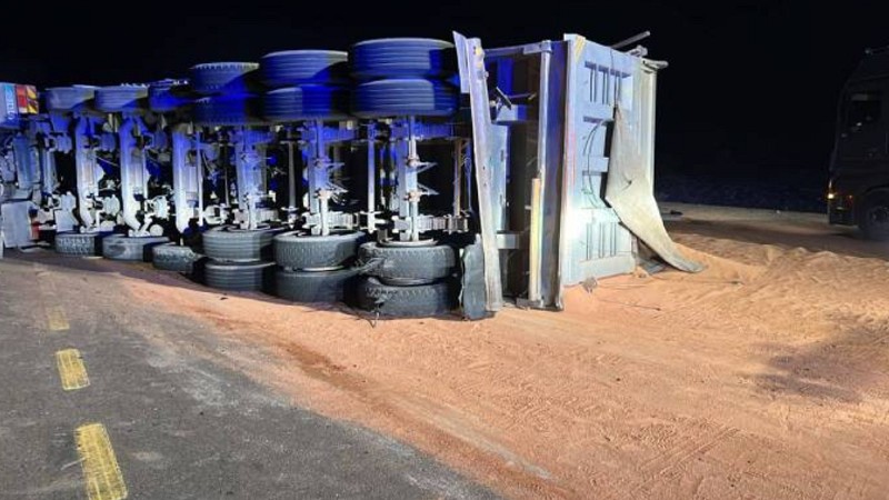 انقلاب شاحنة فوسفات يعيق السير ويغلق الطريق الصحراوي