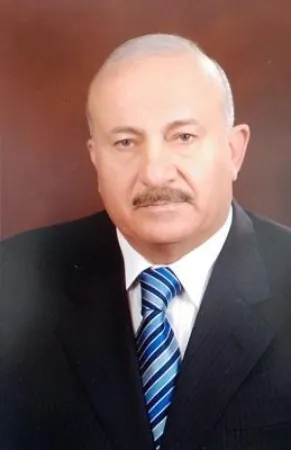 مجنون وقاعد على كوم حجار